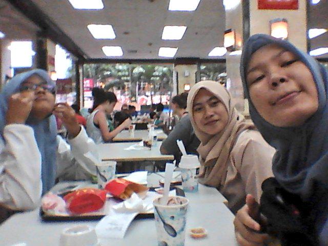 melinsusan's tweet photo. Hari ini bareng kalian @SekarAny @nerisaaa_kh nangkringnya disini @McDonalds http://t.co/9eFY1vrMmb