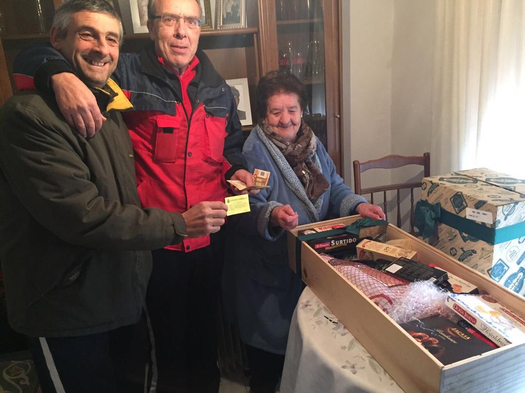 cdValdestillas's tweet photo. Entrega del premio de la rifa del Racing una cesta valorada en mas de 200€ y 300€ en metalico http://t.co/BTNLnRRWjT