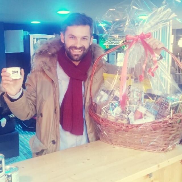 ENFORMA24SPORTC's tweet photo. Enhorabuena a Marcos Miguelez, ganador de nuestra cesta de navidad de este año ! Esperamos que la disfrutes  😊 http://t.co/tZElB7HZi7