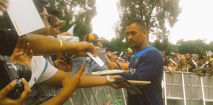 MSDhonifansclub's tweet photo. [MORE PICS] : @msdhoni Giving Autograph To Fans at #MCG #10YearsofDHONIsm http://t.co/fFfatEFtop