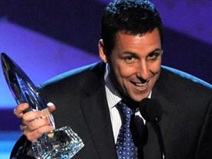 g1's tweet photo. Adam Sandler lidera pela 2ª vez a lista da 'Forbes' de atores menos rentáveis http://t.co/pQsVLZTuE5 #G1 http://t.co/8m2W4eGPlI