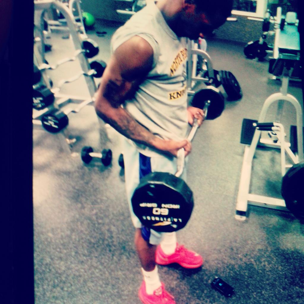 ShyDix's tweet photo. Suppose 2 be on breakk !!! http://t.co/tbFRm3Q79H
