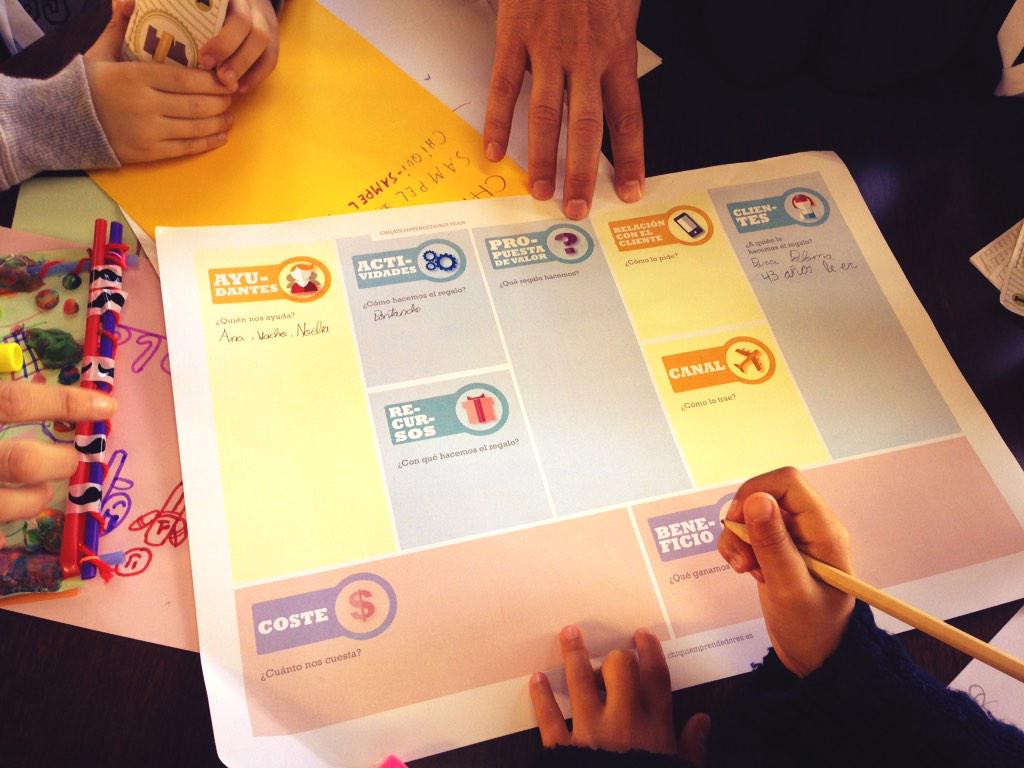 chiquiemprende's tweet photo. Quien ha dicho que un Canvas no es cosa de niños? Gracias por ayudarnos @alfzum @_CarlaTomas_ Noe, Maya y @erodrigo http://t.co/7fYXH4v846
