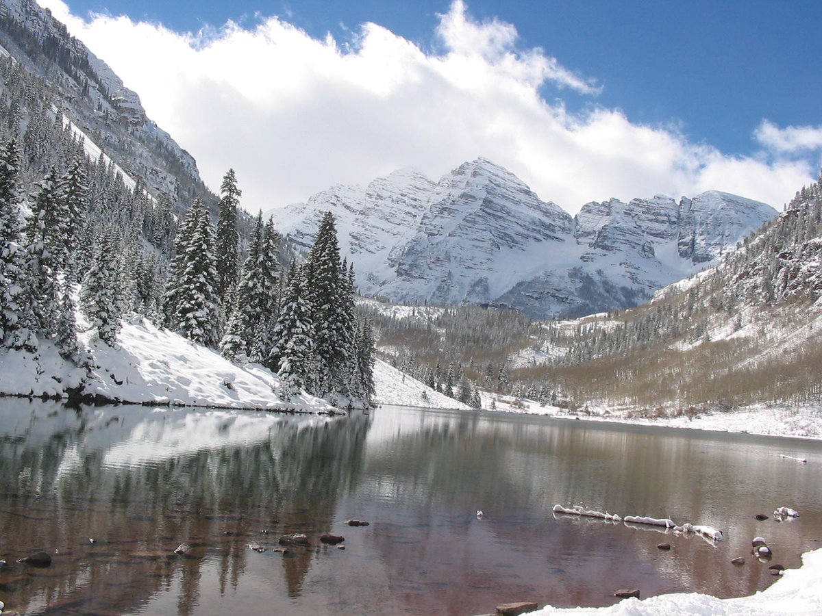 USGS's tweet image. Maroon Bells are photogenic any time of the year, but in this photo they're especially decked out for the holidays.