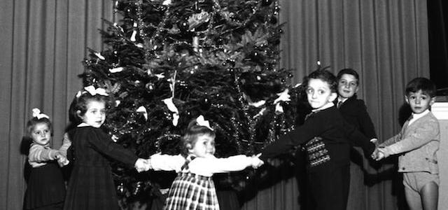 Immagini Natale Anni 50.Natale Italia Vecchie Foto Natale Raccontano Bel Pezzo Italia Il Post Scoopnest