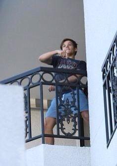 itsJustine_A's tweet photo. Remember when louis danced on the balcony to mock the paps

yeah he's definitely 10 

#HappyBirthdayLouis http://t.co/JVTfe6ZCk1