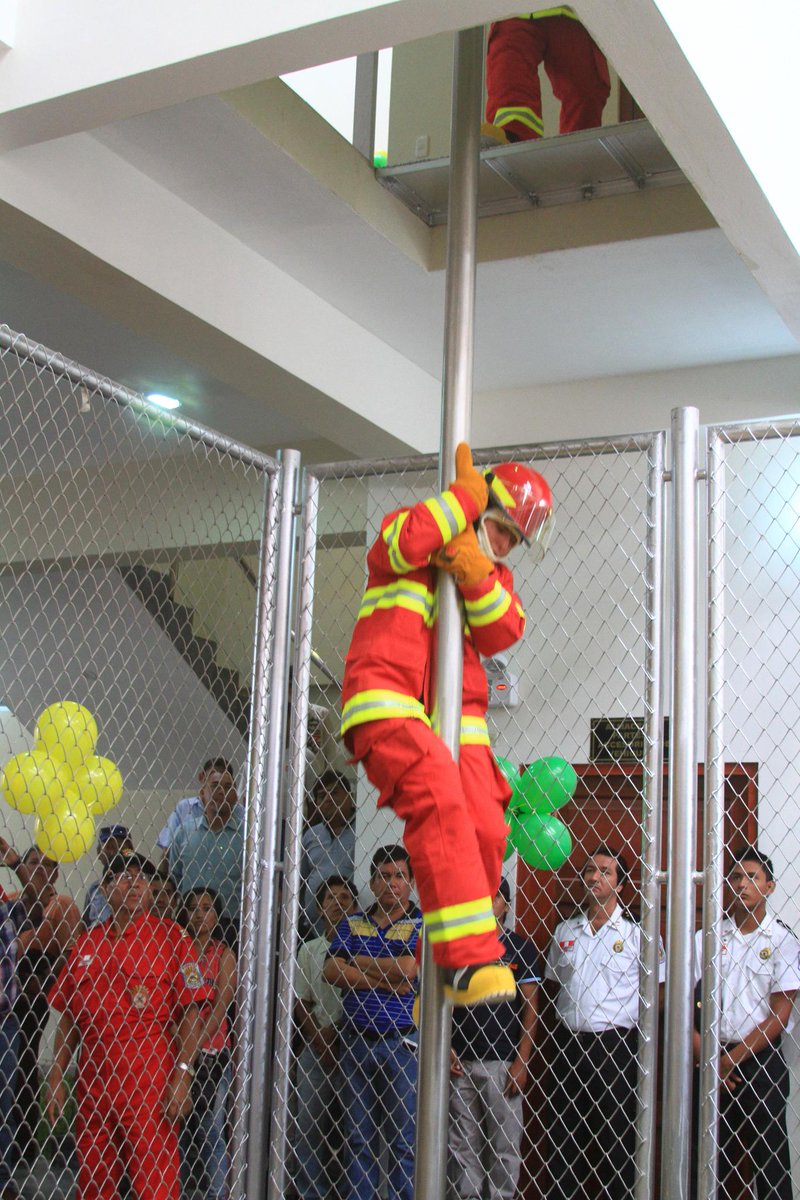 Regionucayali's tweet photo. Bomberos de Pucallpa cuentan con infraestructura e implementación y es comparada con las de Sudamérica y Europa. http://t.co/Y21cz2R8N6