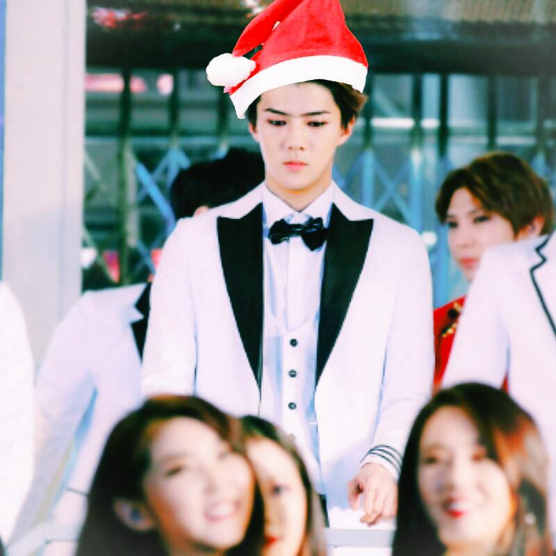 그리고 야매(...)로 씌여본 산타모자 8ㅅ8 어플로 합성하는거 너무 어려워요ㅠㅠㅠㅠㅠㅠ 세훈이도 산타모자 씌워줘라 줘 8ㅅ8 다시한번 해삐크리스마스! 오늘 간식은 스노우블라섬 꺄오!