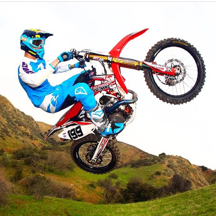 TagMetalsRacing's tweet photo. The @RMatvmc team headed to the hills for their #SX poster shoot. How 'bout this @partridge_kyle shot?!
#TagMetals http://t.co/TQRbdZGLwt