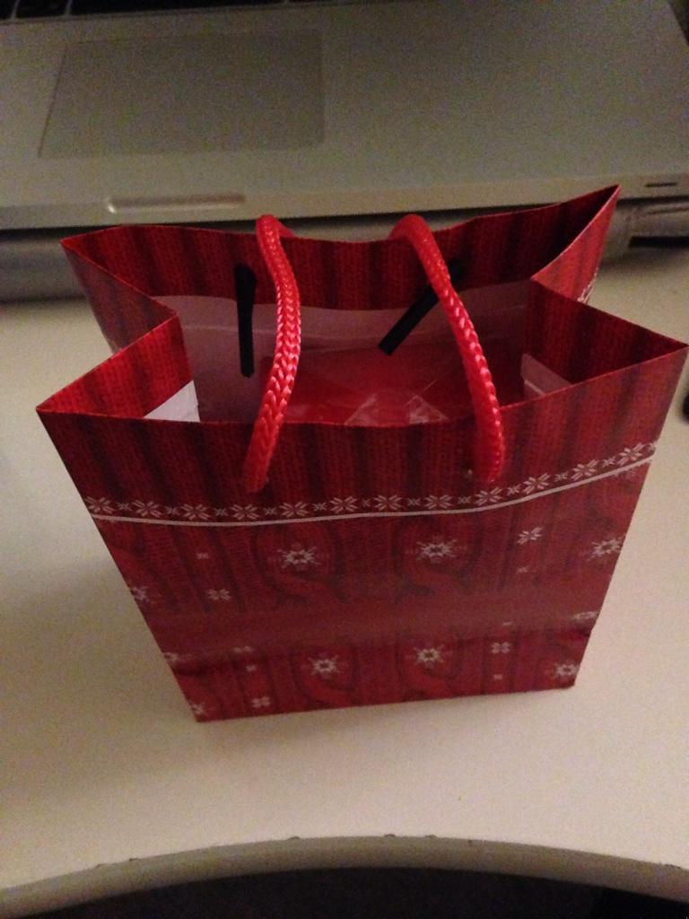 Rouveno1's tweet photo. Weihnachtsgeschenke verpacken leicht gemacht. 😅 @inseratti http://t.co/YcS8C4YMMd