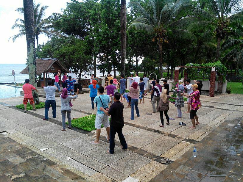 djuliandar's tweet photo. @budayakerjaBRI Senam Pantai di Divisi Operasional SDM #TheMostInspiringChangeAgent #BRILiaN #83102 http://t.co/tKYqhtSFbL