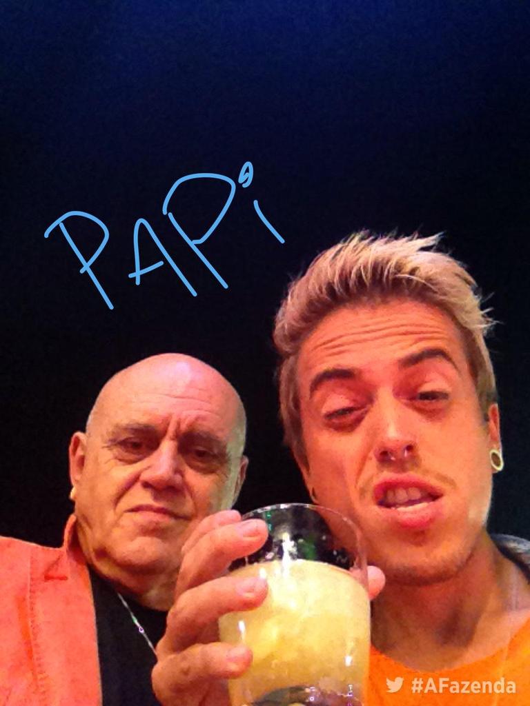 bokinhadobru's tweet photo. sozinho e com o papai http://t.co/JQHozoAjzl