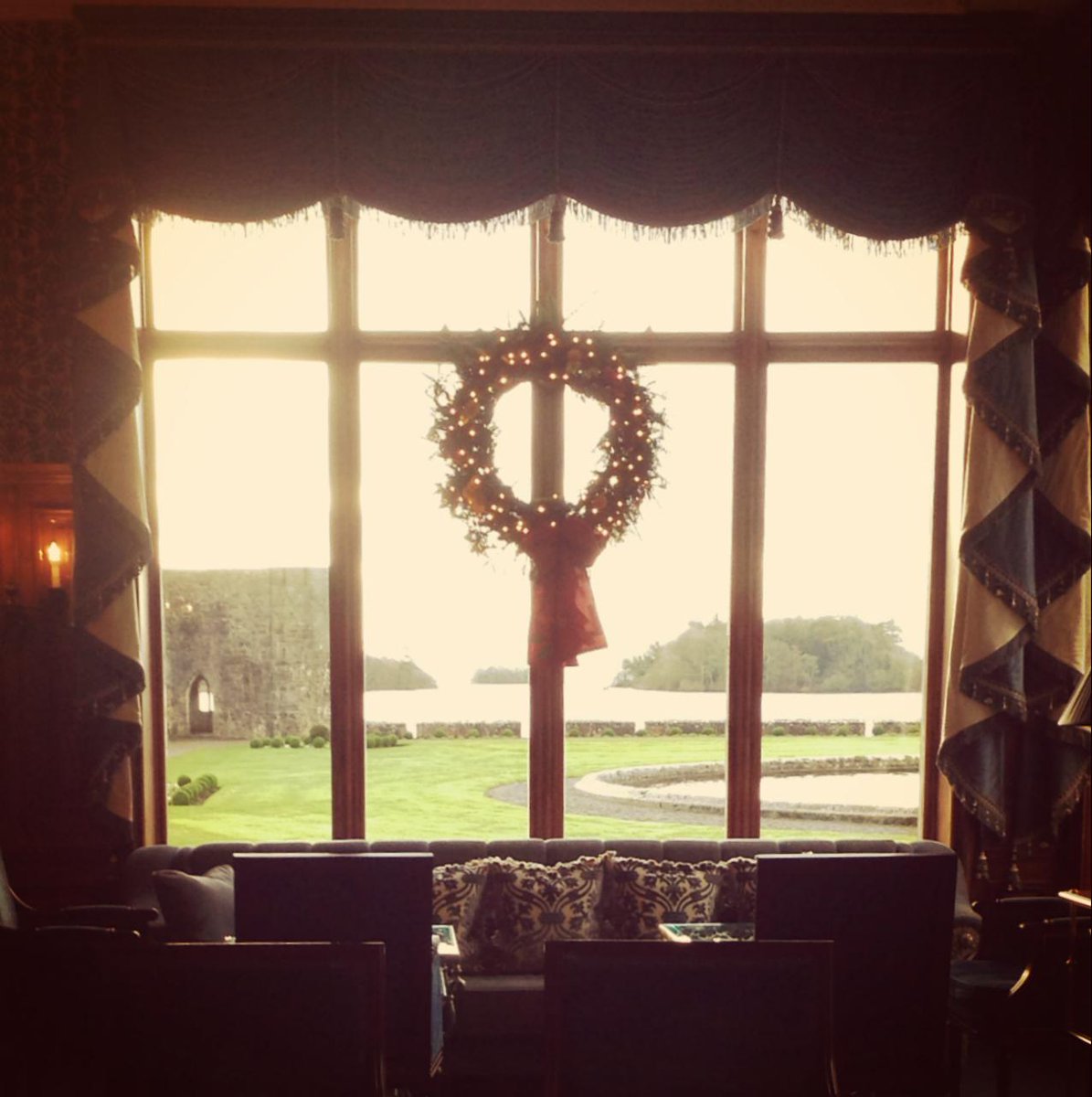 ashfordcastle's tweet photo. #Christmas glow coming through the #DrawingRoom window, as our guests relax into their holiday festivities. http://t.co/KtBsxcyGI3