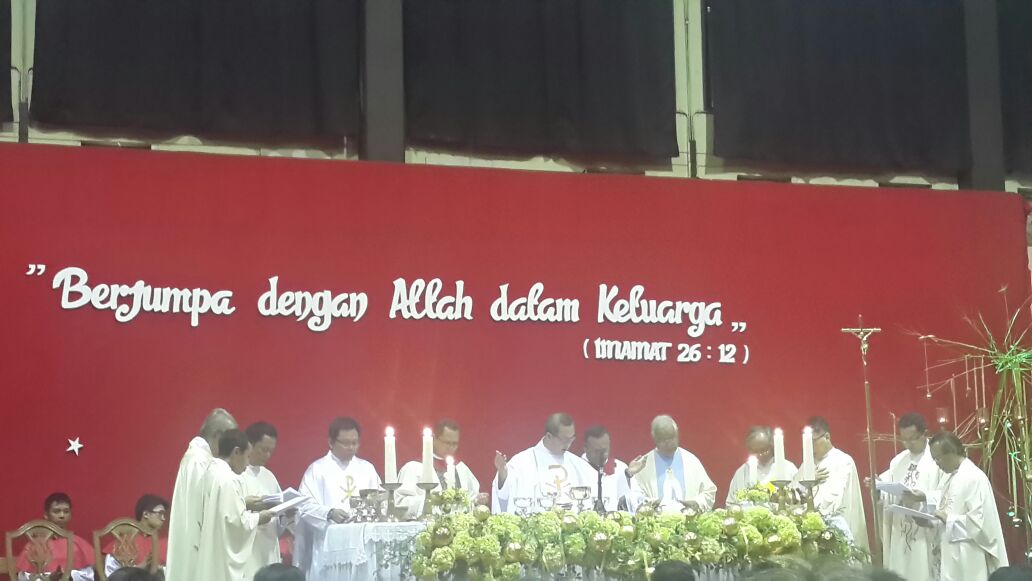 fadjroeL's tweet photo. Misa Konselebrasi dengan 12 Imam Serikat Jesuit di Kanisius Jakarta, Kamis (25/12), @PedomanNEWS via @julianto_irwan http://t.co/mVgRvP8eHP