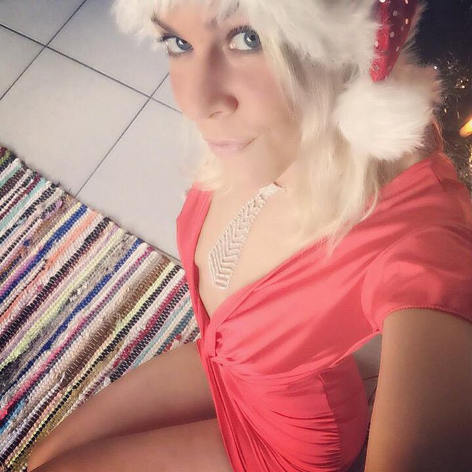 Ich w&uuml;nsche euch sch&ouml;ne Feiertage und frohe Weihnachten :) http://t.co/CLfP0R3uZQ<a href="/tag/sexy"class="tags"><span>#sexy</span></a><a href="/tag/boots"class="tags"><span>#boots</span></a><a href="/tag/benidorm"class="tags"><span>#benidorm</span></a><a href="/tag/mileyweasel"class="tags"><span>#mileyweasel</span></a><a href="/tag/granhote"class="tags"><span>#granhote</span></a>