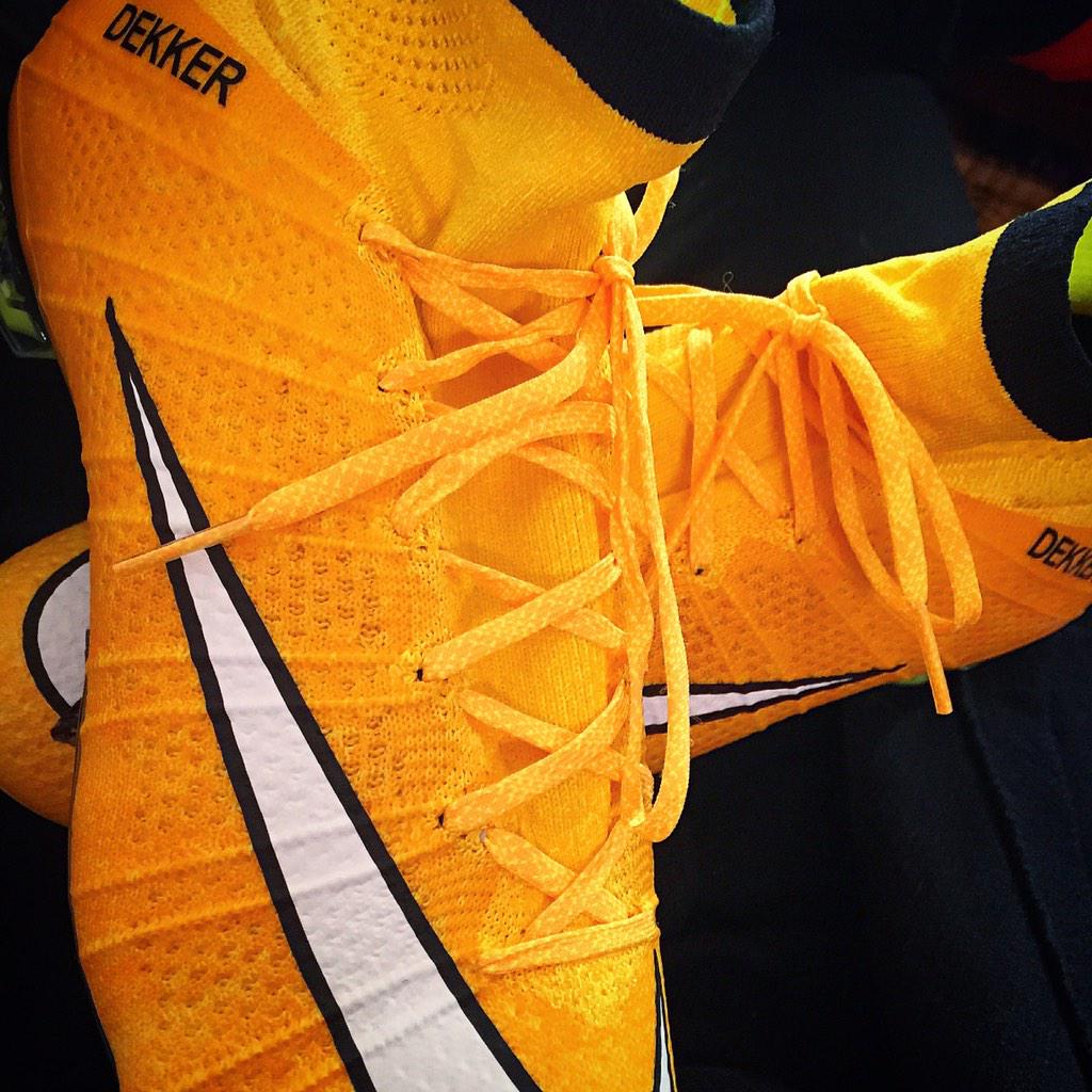 AjaxA1watcher's tweet photo. De linksbuiten van #AjaxA1 Gino Dekker gaf mij deze Nike Mercurial Superfly (maat41). Begin januari verloot ik ze. http://t.co/YxbwGU63OS