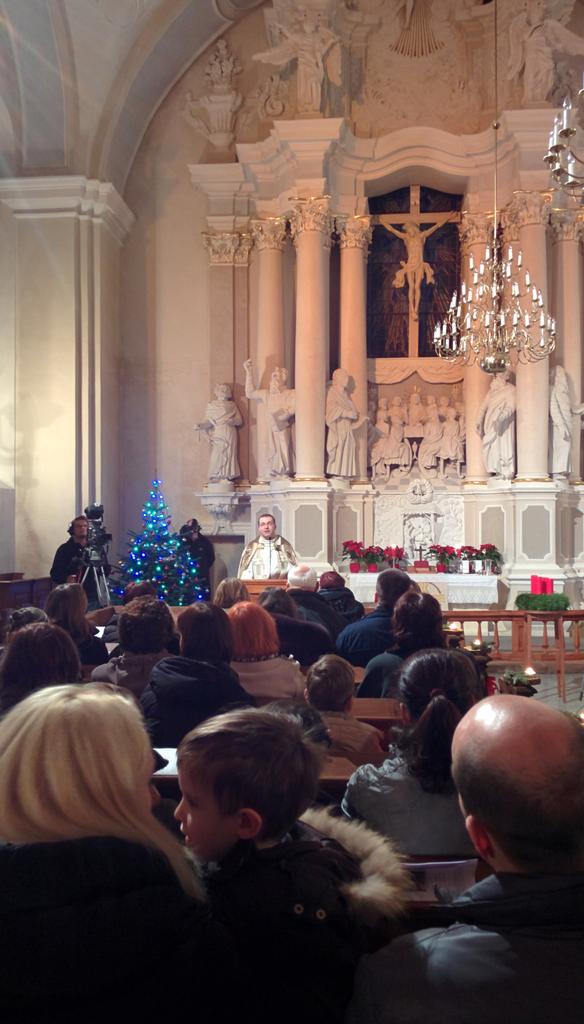 rimvydasvalatka's tweet photo. Wigilia Msza Kosciola Ewangelicko-Augsburskiego w Wilnie http://t.co/Ven78jil8i
