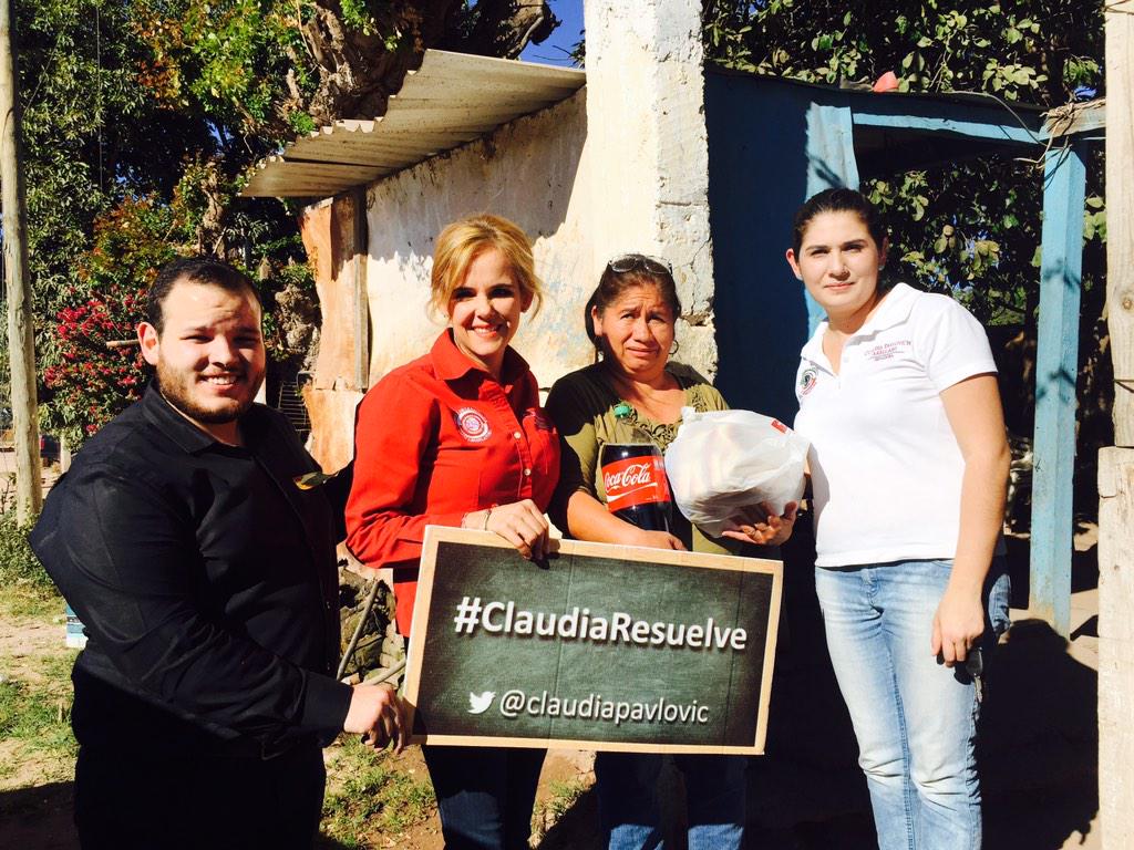 PriscilaValenz4's tweet photo. Compartiendo un poco esta Navidad el equipo @claudiapavlovic para nuestros amigos de Esperanza, Son @kikidiazbrown http://t.co/CQGSu7KGV1