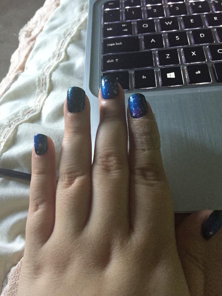 namelesssnad's tweet photo. Wearing Perries nails  for Christmas Eve 💗💗 #25daysofLittleMix @LittleMix http://t.co/UfueuIBxLm