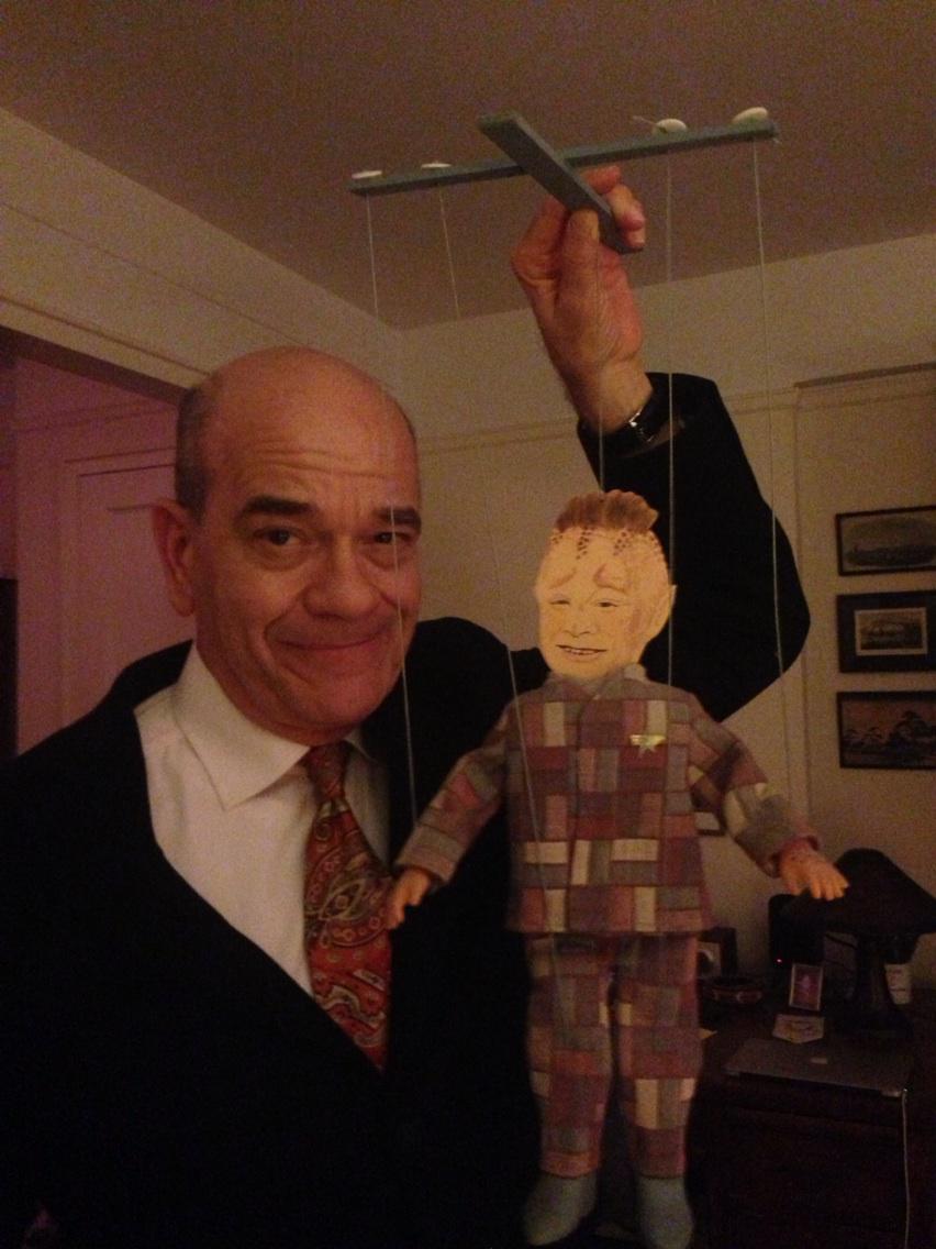 RobertPicardo's tweet photo. He's a stiff–but I love him. Had to drop by and wish him Merry Christmas. BTW Merry Christmas to all of you. http://t.co/vM61nk2EGU
