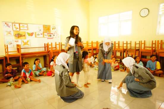 Paskibra_23's tweet photo. Kmrn kami berpartisipasi dlm baksos @masuksmansa &amp; mengisi materi 'Kepahlawanan' utk adik-adik di Desa Singasari :D http://t.co/6sZAqoMNg0
