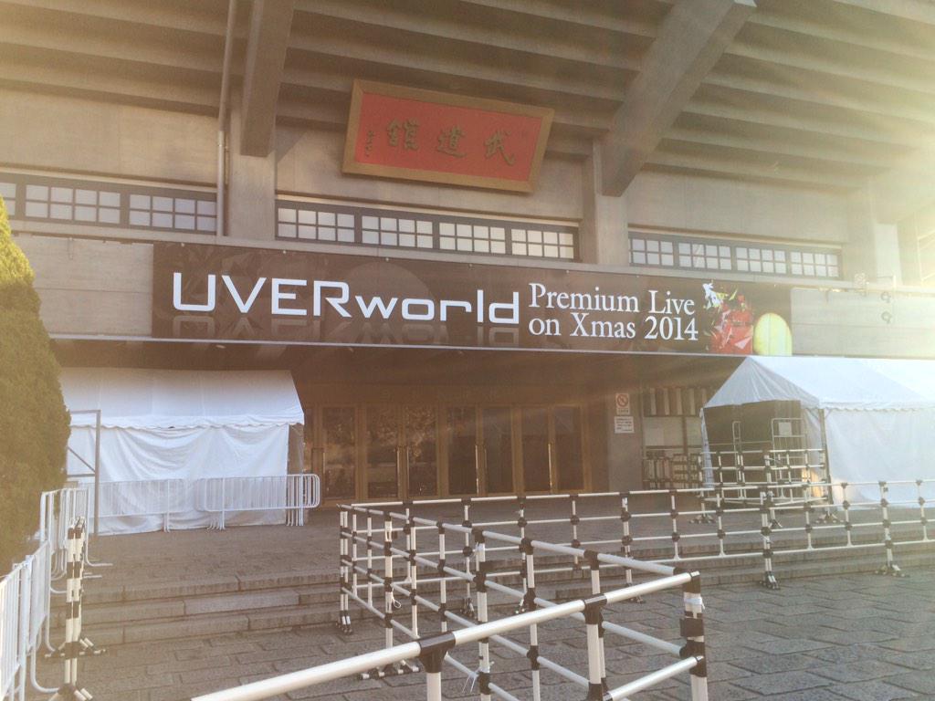 si__world's tweet photo. 目の前のcrewカップルいちゃいちゃしてるよー（笑）寒いからって寒いからって…一人で物販並んでるわたしの方が寒いです。はい。 http://t.co/bXwRQnvfB2