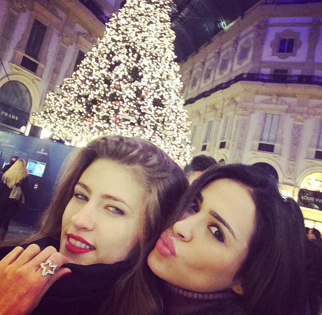 LeilaBenKhalifa's tweet photo. Course pour les derniers achats de Noël...gros bisous de Milan les bb et meilleurs vœux 💋 http://t.co/J7ZROiwa5E