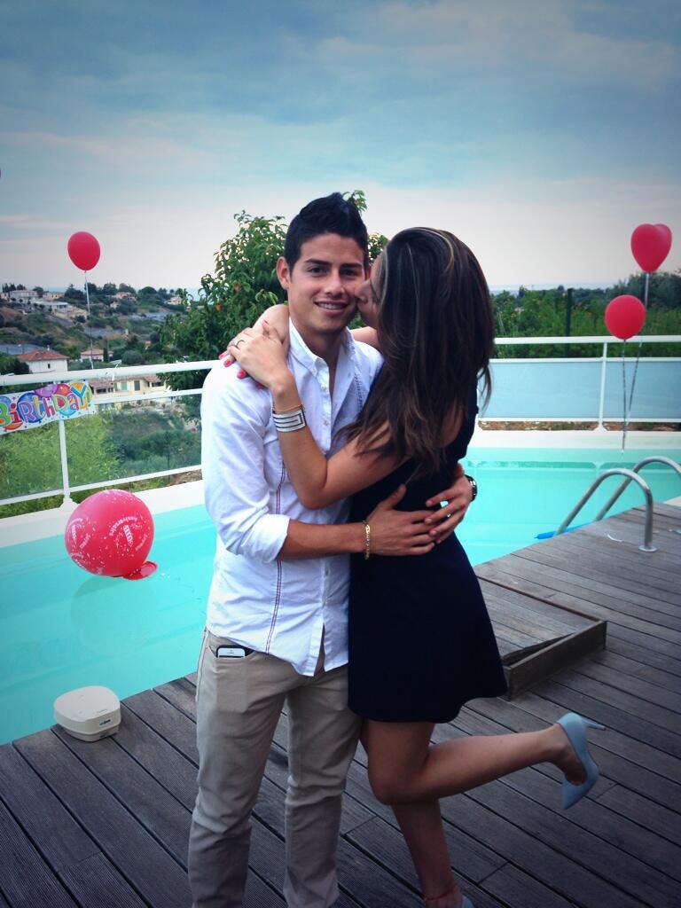 FansJamesR_Bta's tweet photo. Feliz aniversario, @danielaysalome y @jamesdrodriguez, millones de bendiciones para ese hermoso matrimonio.💕 http://t.co/LmDMjuYzzh