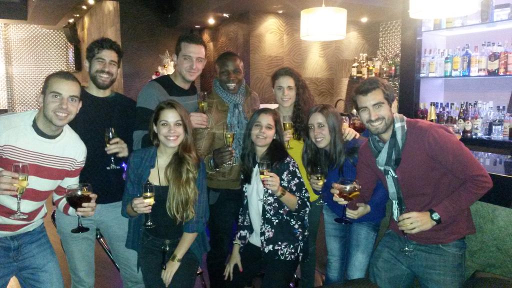 monypeni's tweet photo. Amigos que para empezar sufren cuando te ven llorar #navidad #champancabezon 💟 http://t.co/48Wyii5Ma4