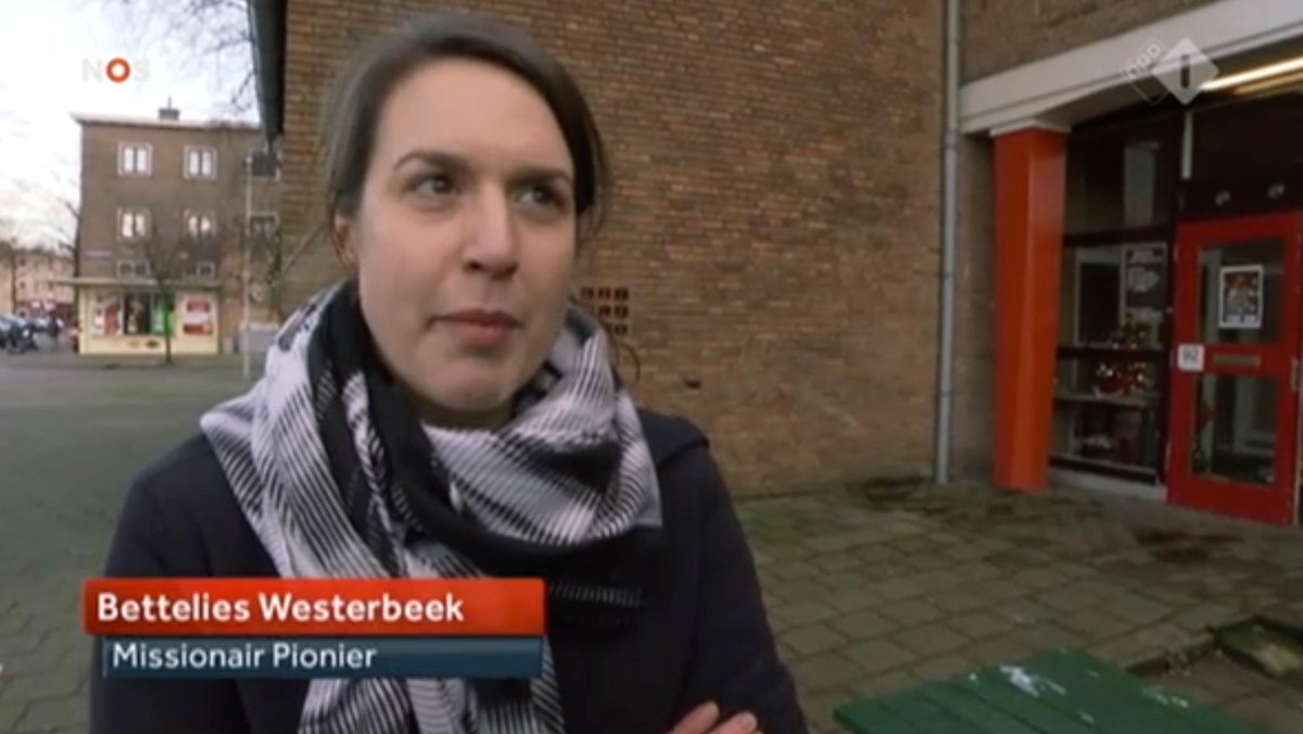 updenhaag's tweet photo. @bettelies #Marcuskerk zet kerkbanken letterlijk op straat voor kerstnachtdienst buiten. Mooi initiatief! #Moerwijk http://t.co/gpmKiLJMjU