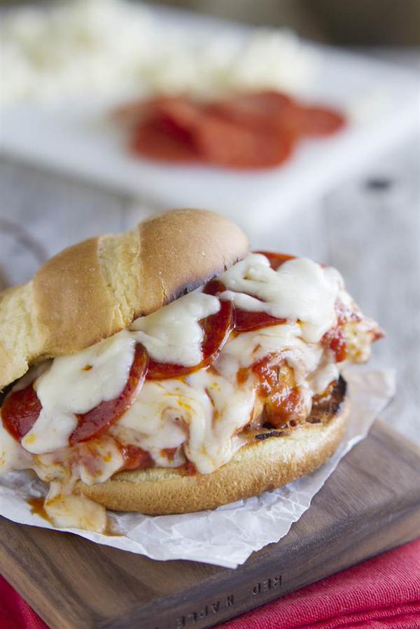 FoodPornAddicts's tweet photo. Grilled Pizza Chicken Sandwich http://t.co/6tC9d6lghC