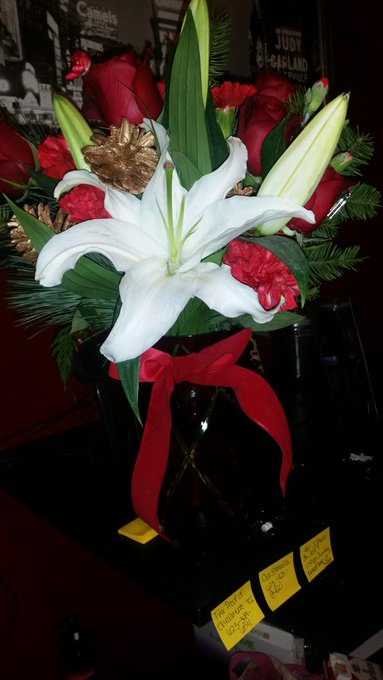 Awwww someone sent me flowers for xmas! http://t.co/0DaATc9yy1