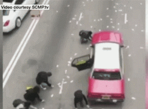 BuzzFeedNews's tweet photo. There Was A Mad Cash Grab In Hong Kong When A Van Spilled Millions Of Dollars http://t.co/1QAJW0UpIz http://t.co/qFwYT8p06V