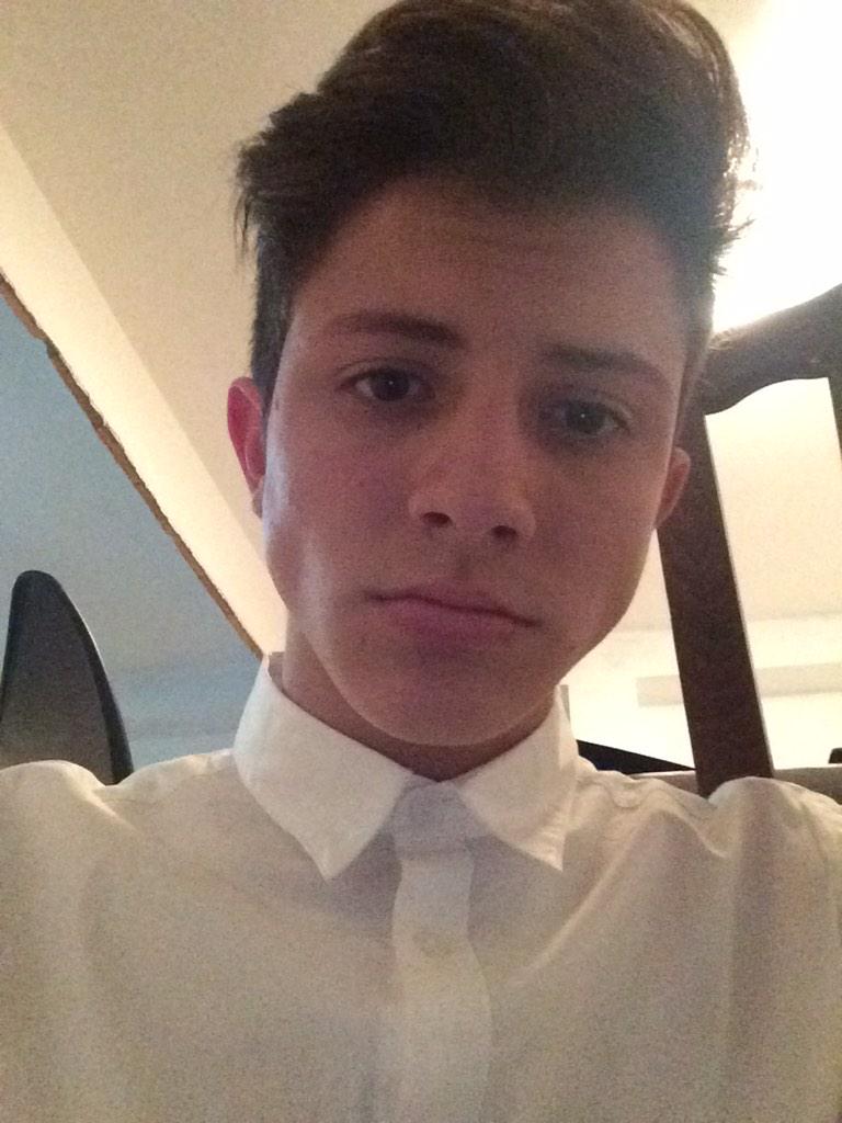jonwiergo's tweet photo. No quieren que forme parte de la cena #stopBullying #stayStrong http://t.co/ck7rnSIIBR