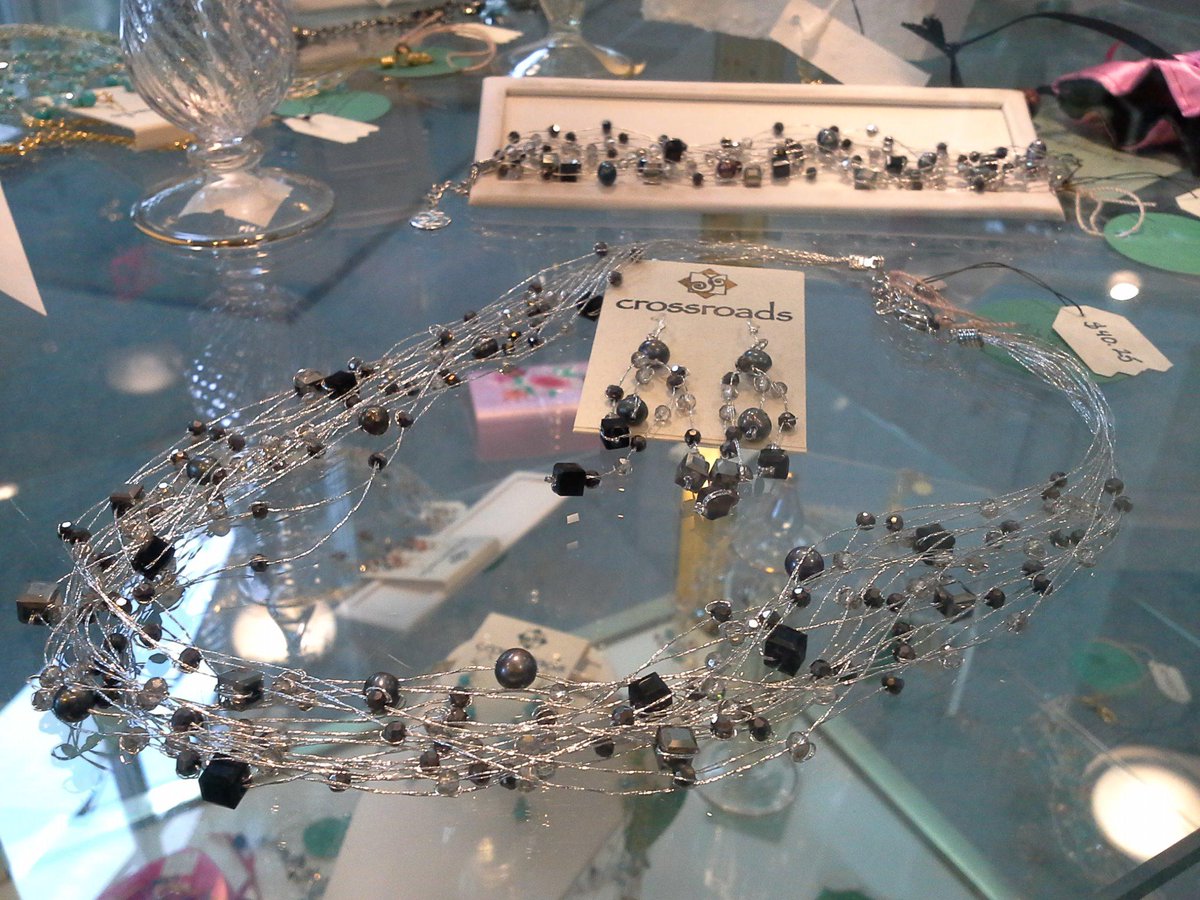 leroysflowers's tweet photo. Need a last minute gift? We've got you covered! #GiftsMadeEasy #minixmastrees #jewlery http://t.co/nZCkY2rQsH