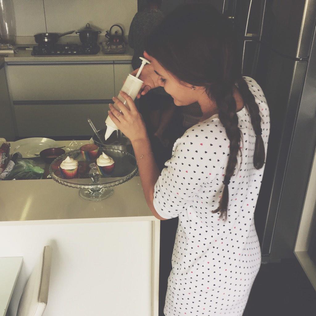 BruMarquezine's tweet photo. Me sentindo aquele moço do Cake Boss! http://t.co/rvHohs1jyj