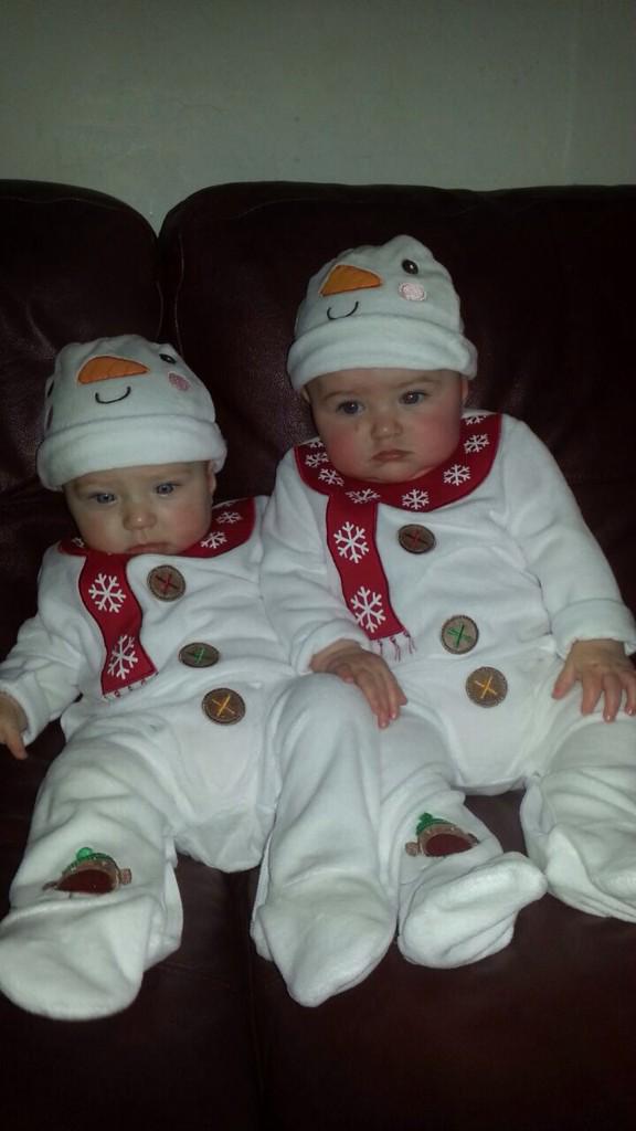 kimbarr80's tweet photo. Merry krimbo frm ma wee twinies 🎅⛄️🎅 http://t.co/oIs5ZN3oln