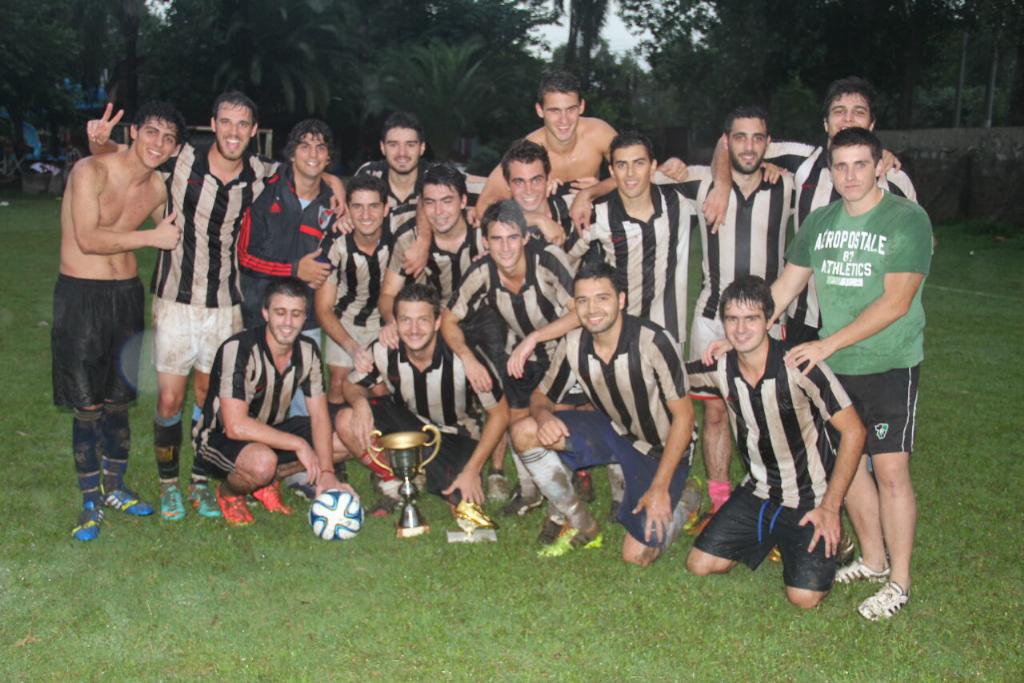 LosWallysFC's tweet photo. Ya se acercaaa nochee buenaa.. Ya se acercaa navidaaad.. Para todas las arrugaas.. el regaloo de papaa!!! @LaOrugaFC http://t.co/EVNxV7Qf9H