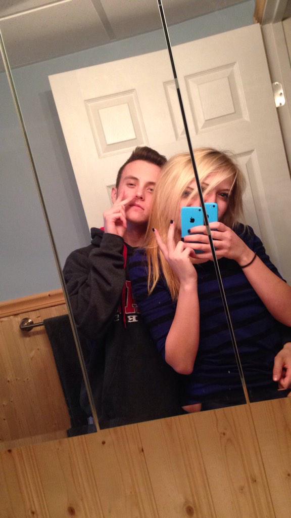 BAMMER_21's tweet photo. "@madsparkerr: Trying to take cute pics but we both look like aliens 👽 http://t.co/hZfEy7nW0w" #RelationshipGoals #toothemax