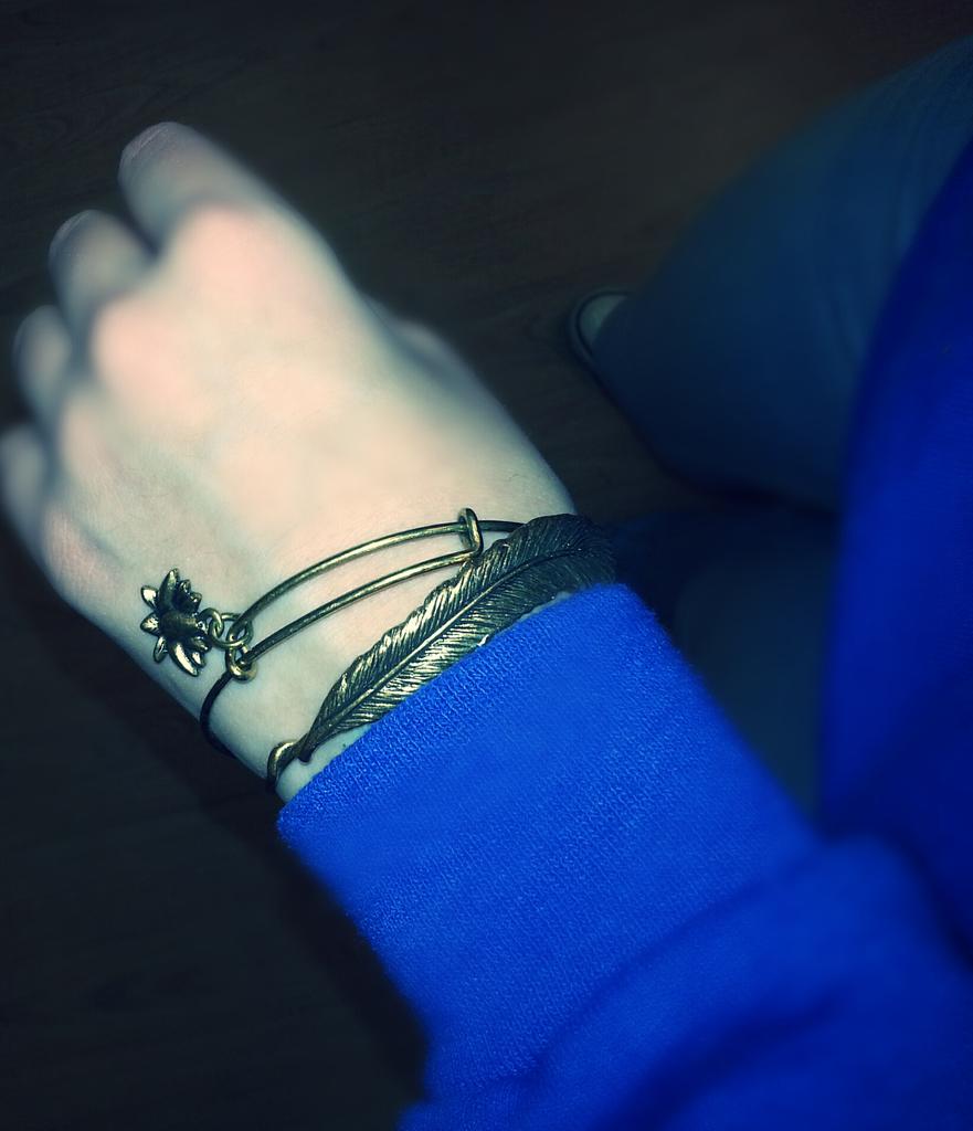 mgzamm17's tweet photo. Newest addition to my @alexandani fam #featherwrap http://t.co/sJE951e8kT