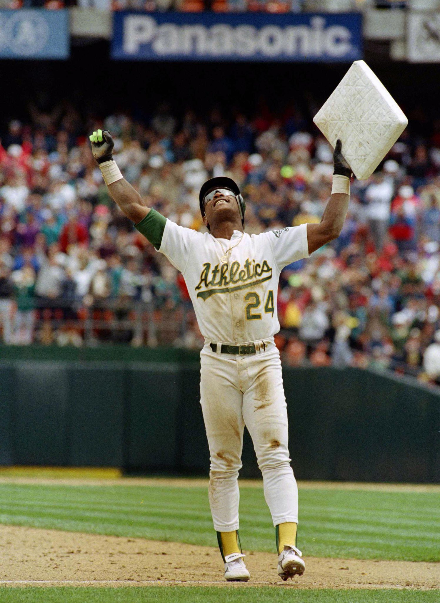 Happy birthday to the guy who knows how to steal bases like it\s nobody\s business, Rickey Henderson! 