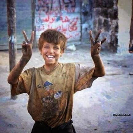 gdafeer's tweet image. الفقير عايش حياته كلها نكد، وإذا إبتسم بالغلط صوّروه وقالوا &quot;السعاده ﻻ تُشترى بالمال..
حقيقة
تبا لكم تجار المشاعر