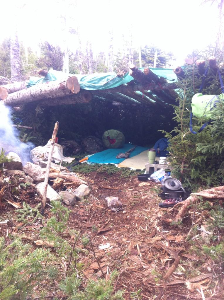 ABushcrafters's tweet photo. Our most recent shelter , wouldn't mind living in this forever http://t.co/4fOg5lJovi