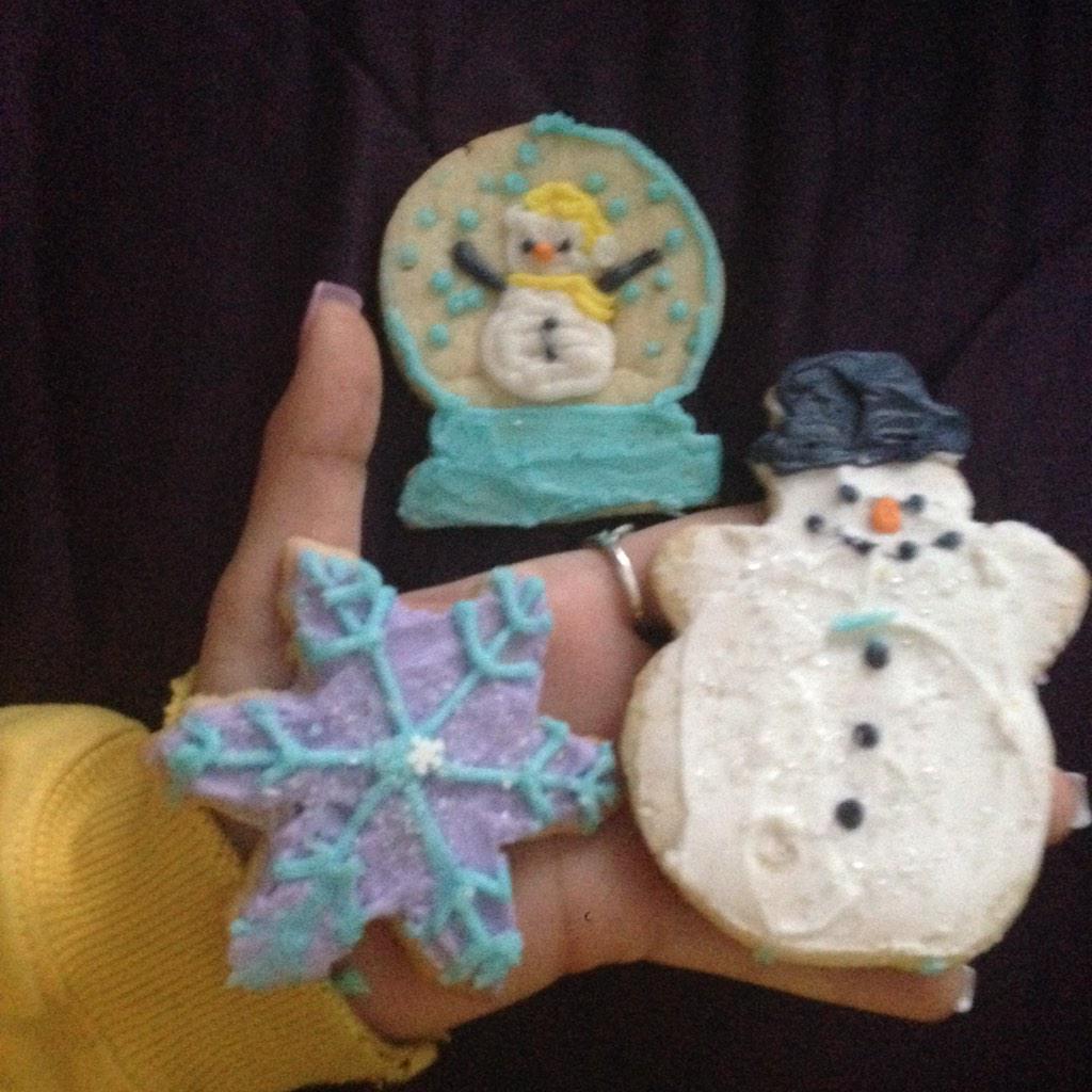 AshleySpacek's tweet photo. Aunt Jean's Christmas cookies! #beautiful #cookiesinbed #thankfulformyfamily http://t.co/AvBfrvXM4h