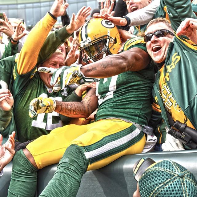 Tap twice to wish WR Davante Adams a happy birthday! 