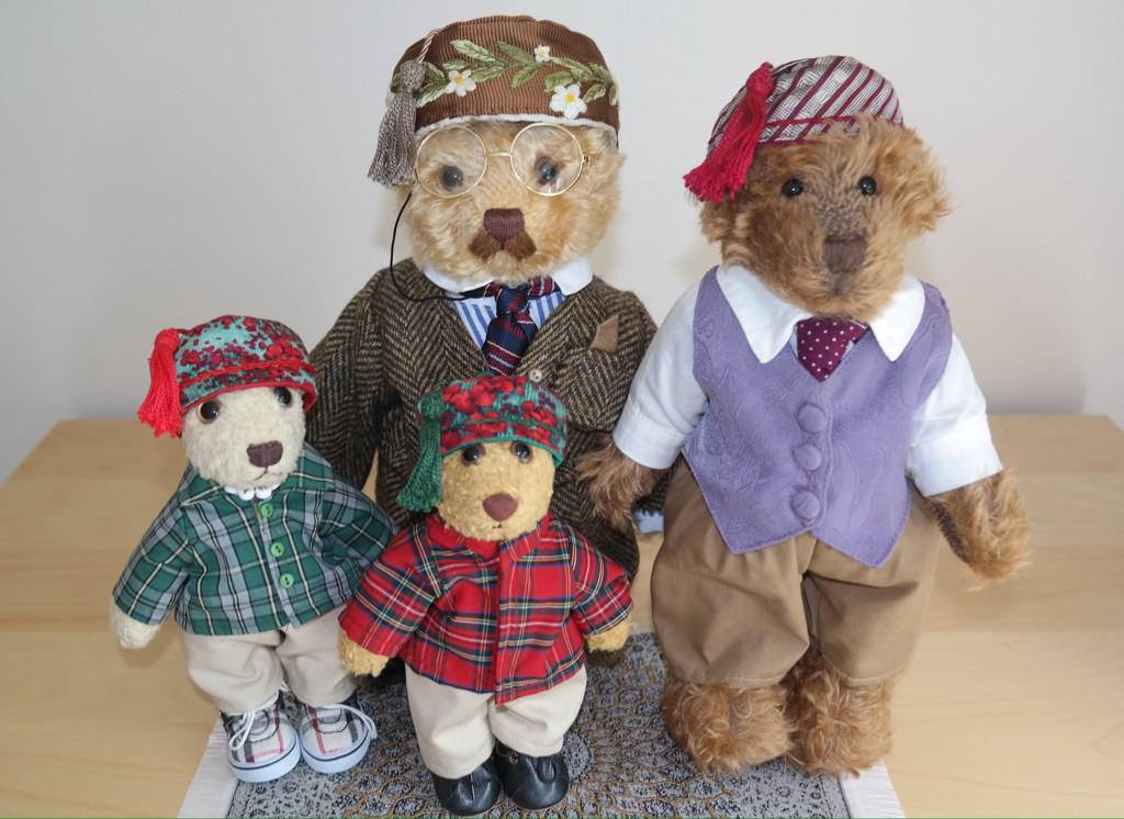 HatsPeriod's tweet photo. #HatAdvent @ToddyFur in #TeaHat and his family in #Flanders & #Decodence styles
Bears of Good Taste at #FurryTails http://t.co/bdIVK3gjO0