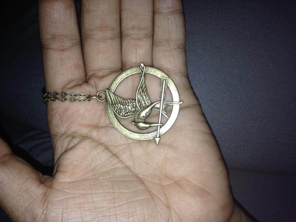 SamClaflinLove0's tweet photo. @panempropaganda super happy I got a mockingjay necklace!! #MockingJayLives http://t.co/mjR2F6uRF8