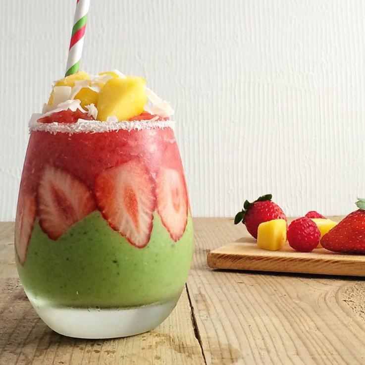 YayFruitopia's tweet photo. Happy holidays from Fruitopia to you! Enjoy our Christmas Smoothie! 🎄🎅 http://t.co/AzBFriW7yM