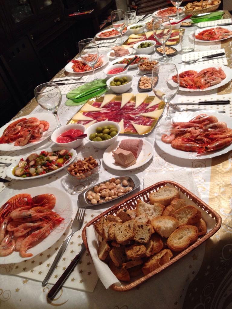 pacozeta68's tweet photo. Fiestuqui. @Daniel12vcf @Patricia__Leon @sarazuriaga y Fámili. FELIZ NAVIDAD http://t.co/6kmxWEVYQS
