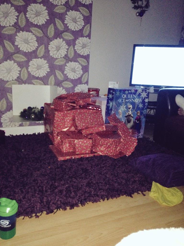 Amanda_DRiley's tweet photo. @LisaJayneRiley Wishing this was our pile!! http://t.co/jYByHvWUB0